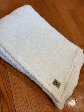 UGG Sherpa Throw Blanket 48x64 Ivory Cream Plush Cozy Soft Home Decor